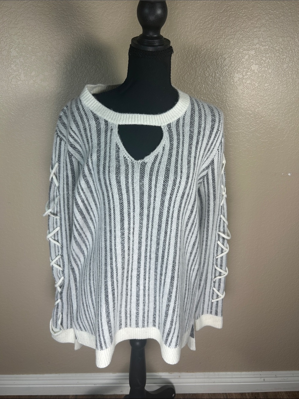 Rock & Republic NWT Large White Gray Striped Lace-Up Sleeve Sweater